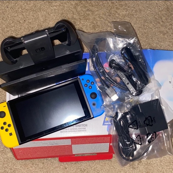 Exclusive Fortnite Wildcat Nintendo Switch Bundle (DOES NOT COME WITH SKIN CODE) - Picture 2 of 3